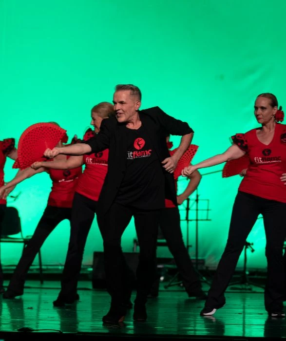 Grupo bailando en escenario