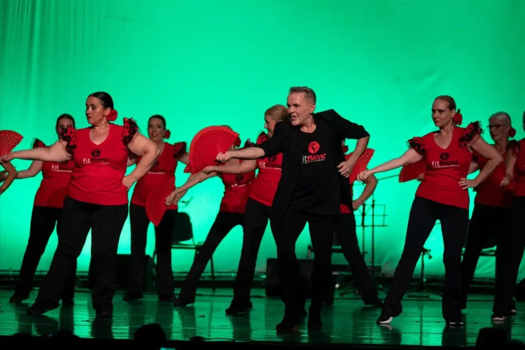Grupo bailando en escenario