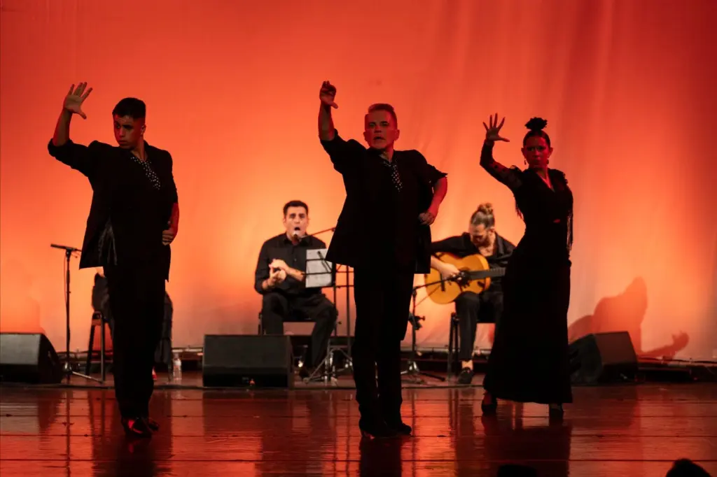 Miguel Barranco con bailarines y cantantes