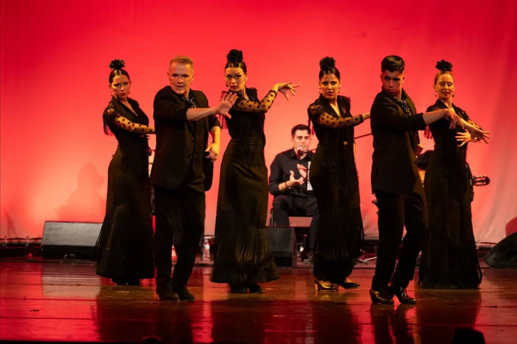 Miguel Barranco con bailarines y cantantes