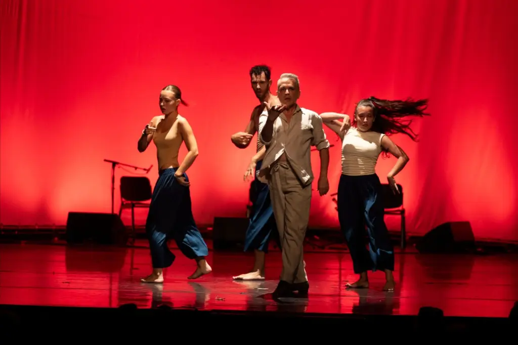 Miguel Barranco con bailarines