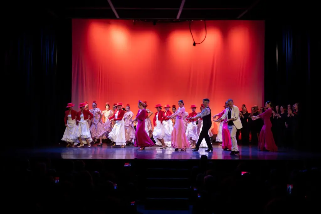 Miguel Barranco con bailarines y cantantes