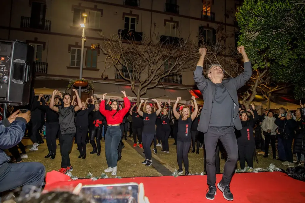 Grupo bailando en la calle